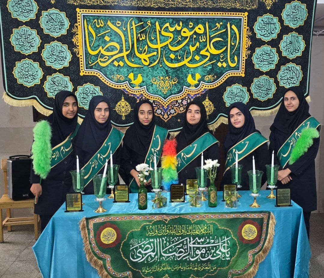 استقبال از خادمین حرم رضوی همراه با پرچم امام رضا (ع)